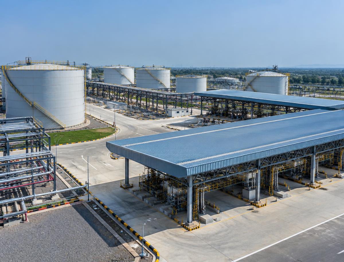 Representative image illustrating large-scale fuel infrastructure